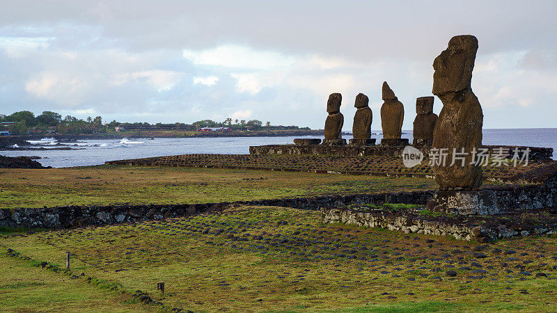 智利复活节岛(Rapa Nui/ Isla de Pascua)阿胡塔海雕像前的日落